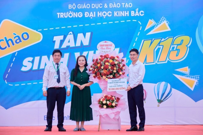 Đại Diện Ngân Hàng Vietinbank Trao Tặng Nhà Trường Gói Học Bổng Cho Sinh Viên Đại Học Kinh Bắc. Ảnh: Đh Kinh Bắc