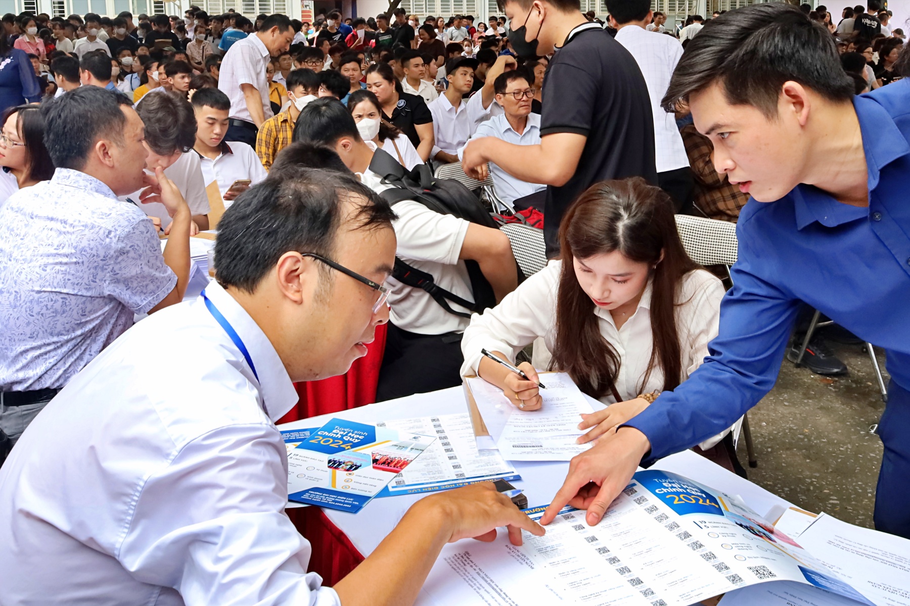 Tân Sinh Viên Trường Đại Học Điện Lực