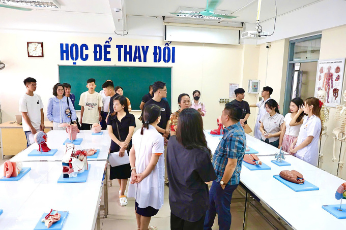 Tân Sinh Viên Và Phụ Huynh Ngành Y Khoa Mục Sở Thị Các Phòng Thực Hành, Thí Nghiệm. Ảnh: Trường Đh Đại Nam