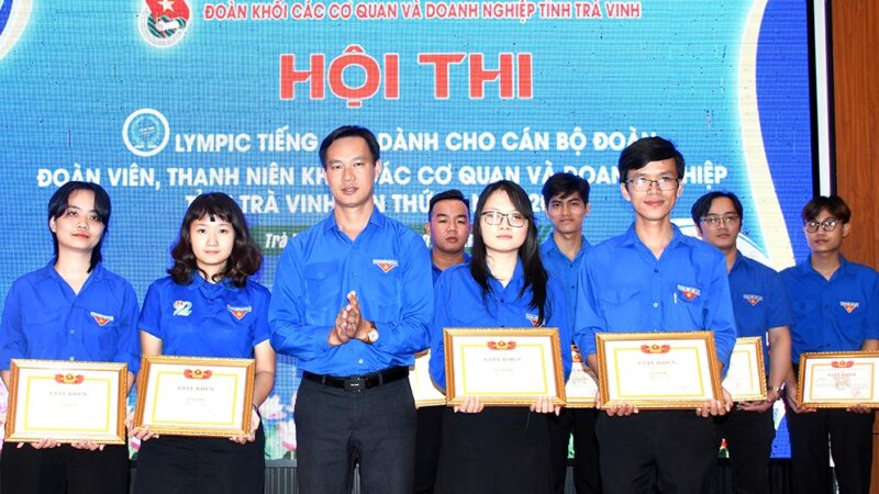 Thí Sinh Nguyễn Trần Phương Uyên Và La Tường Vi Đoạt Giải Nhất Hội Thi Olympic Tiếng Anh