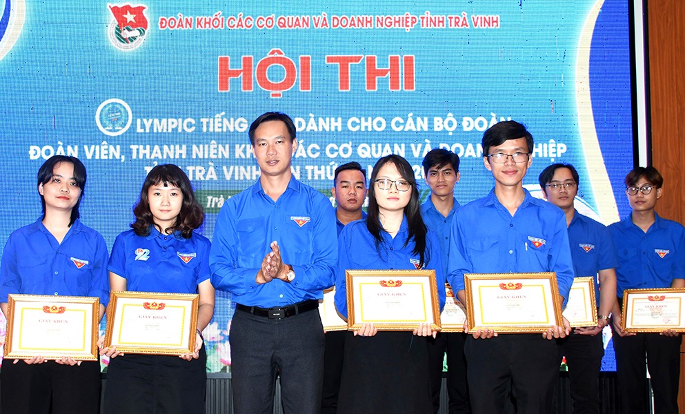 Thí Sinh Nguyễn Trần Phương Uyên Và La Tường Vi Đoạt Giải Nhất Hội Thi Olympic Tiếng Anh