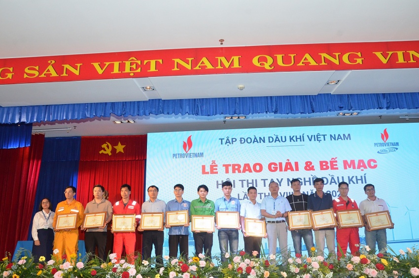 [Chùm Ảnh]: Trao Giải Cho Các Thí Sinh Tại Hội Thi Tay Nghề Dầu Khí Lần Viii