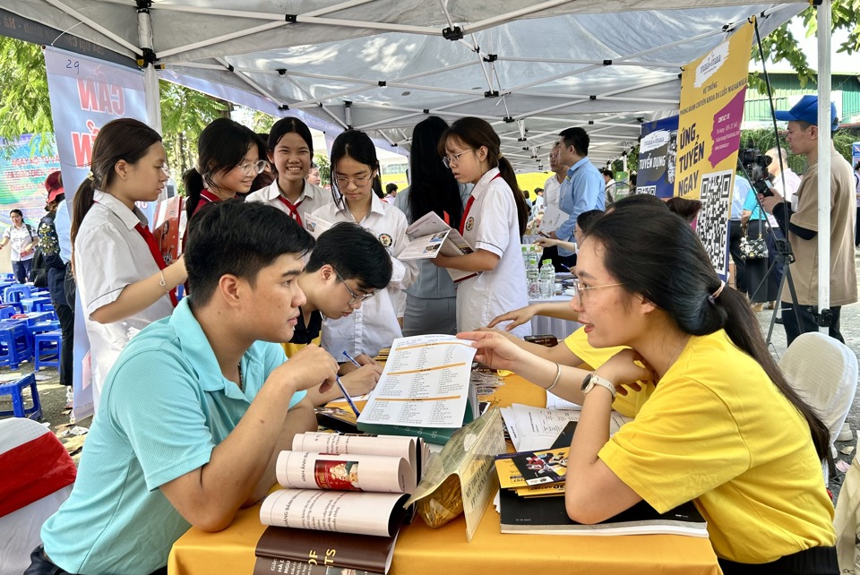 Người Lao Động, Sinh Vi&Amp;Ecirc;N, Học Sinh T&Amp;Igrave;M Hiểu Th&Amp;Ocirc;Ng Tin Tuyển Dụng V&Amp;Agrave; Ứng Tuyển Tại Ng&Amp;Agrave;Y Hội Giao Dịch Việc L&Amp;Agrave;M. Ảnh: Trần Oanh