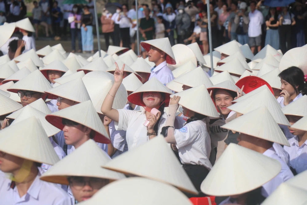 Hang-Nghin-Nguoi-Co-Vu-Tiep-Lua-Cho-Cac-Thi-Sinh-Olympia- (6).Jpg