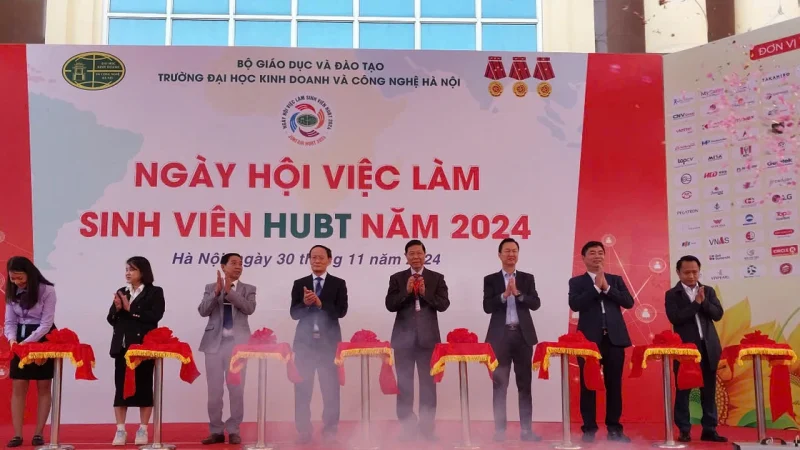 Ngày hội việc làm sinh viên HUBT năm 2024 thu hút gần 5.000 cơ hội việc làm