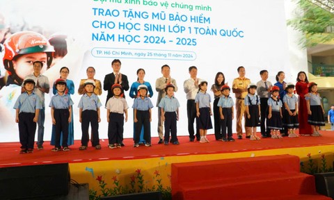 Trao tặng mũ bảo hiểm cho các em học sinh tiểu học