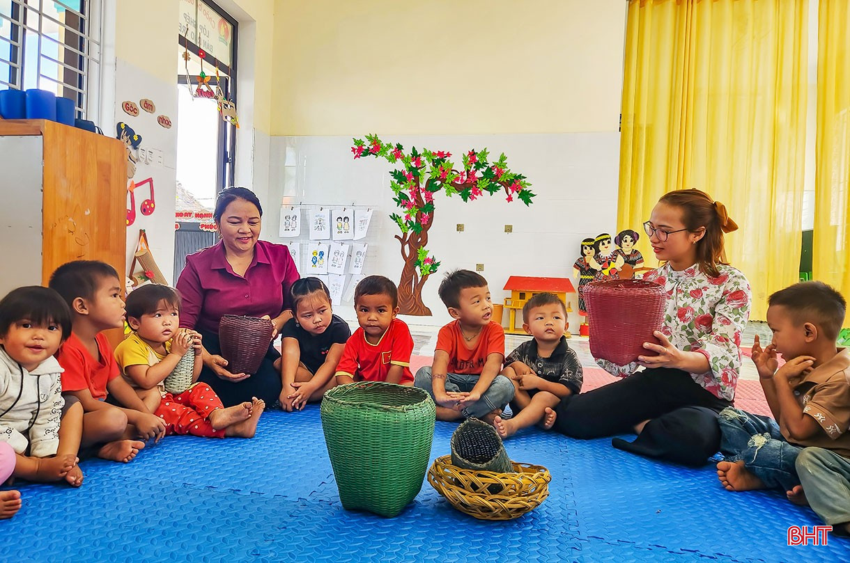 Các giáo viên tại điểm trường mầm non Rào Tre - Trường Mầm non Hương Liên (Hương Khê) tận tụy với học sinh dân tộc Chứt.