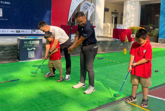 Học Sinh Trường Tô Vĩnh Diện Được Hướng Dẫn Chơi Golf Với Dụng Cụ Dành Riêng Cho Trẻ Em. Ảnh: Nhà Trường Cung Cấp