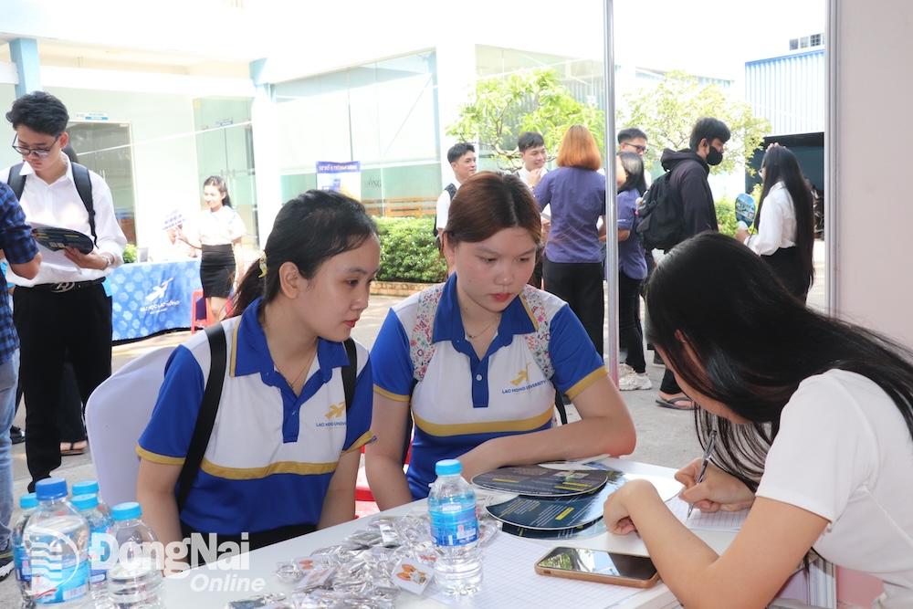 Sinh Viên Tham Gia Phỏng Vấn Trực Tiếp Tại Ngày Hội Việc Làm Trường Đại Học Lạc Hồng. Ảnh: Hải Yến