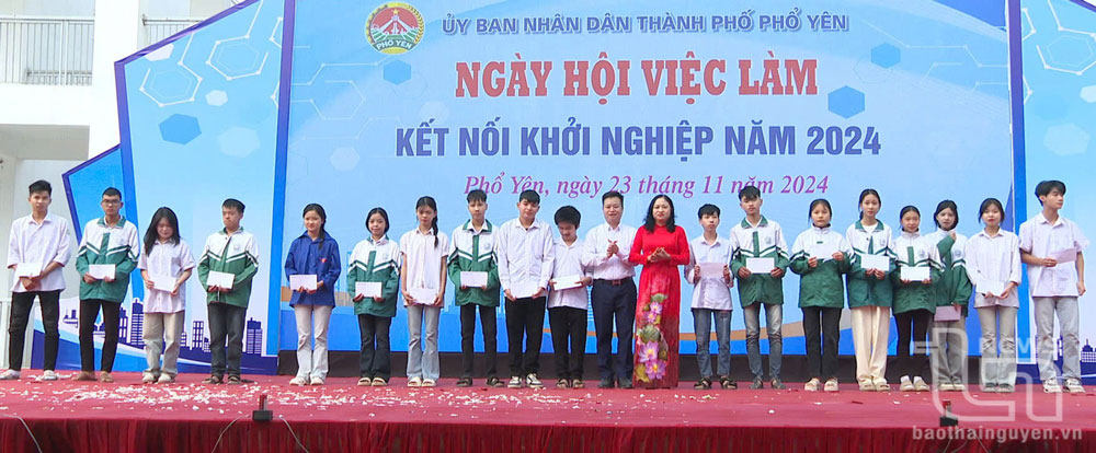 Lãnh Đạo Ubnd Tp. Phổ Yên Trao 20 Suất Quà (Mỗi Suất Trị Giá 500 Nghìn Đồng) Cho Các Em Học Sinh Có Hoàn Cảnh Đặc Biệt Khó Khăn.