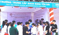 Bạn trẻ tham dự ngày hội việc làm tại Yên Bái 