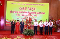 Đoàn Ngọc Tuyến, Phó Bí Thư Tt Thành Ủy Cùng Các Đồng Chí Trong Ban Thường Vụ Thành Ủy Tặng Lẵng Hoa Chúc Mừng.