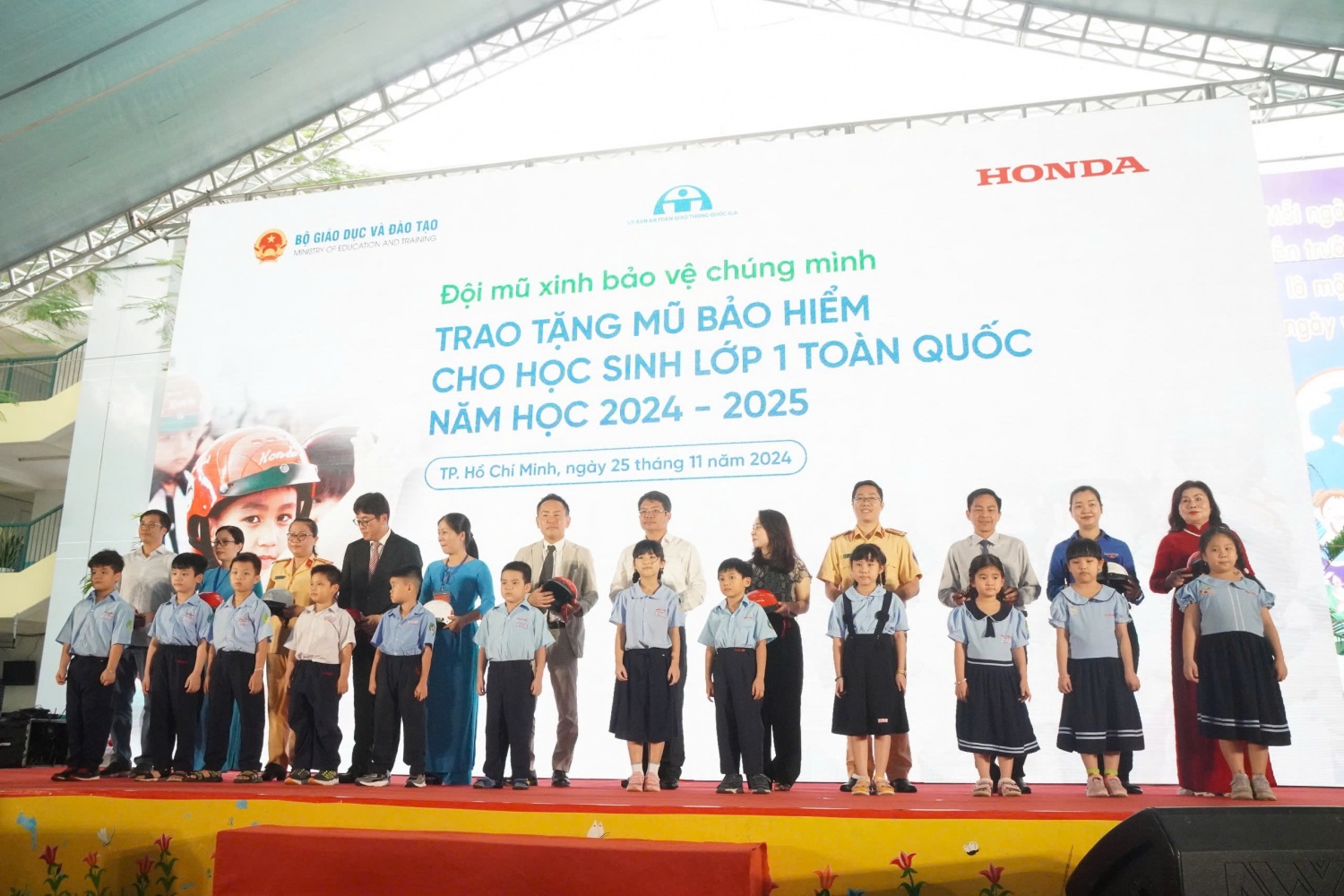 TP HCM: Tặng mũ bảo hiểm cho học sinh lớp 1 năm học 2024-2025